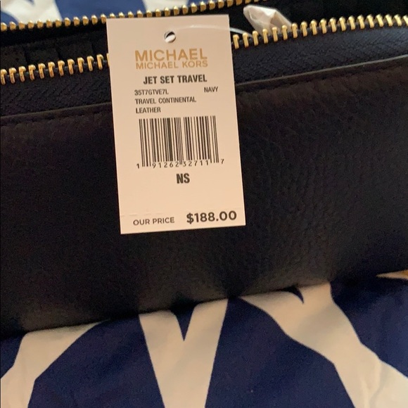 Michael Kor wristlet - Picture 6 of 14